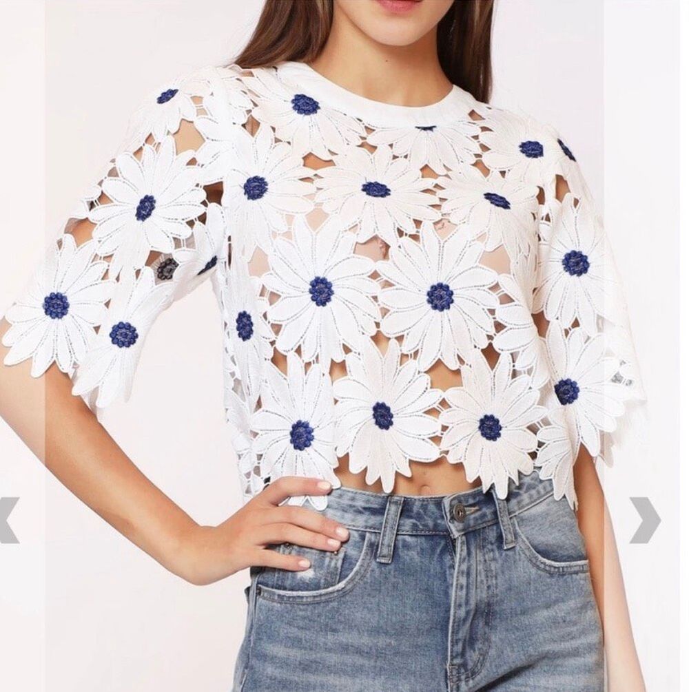 Gracia Crop Top Womens Small White Blue Daisy Guipure Floral Eyelet Lace Zip Up